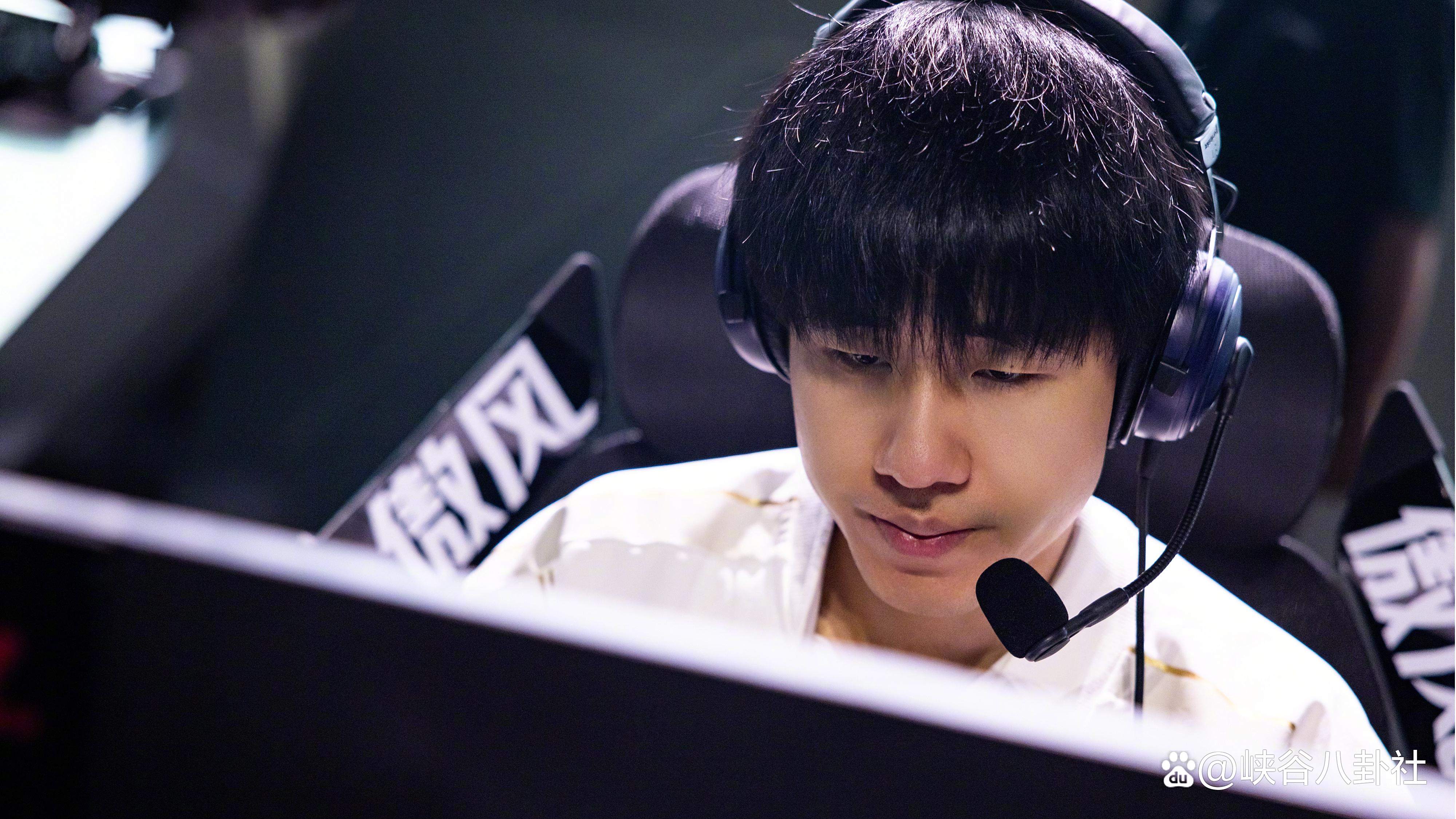 开云智能平台锐不可当首场状态出色，FPX观众沸腾！，Rookie重返赛场比赛高潮迭起(rookie mvp)